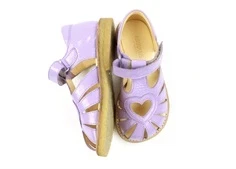 Angulus lilla sandal med hjerte og lak